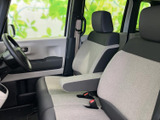 前席は明るい色味のシートに濃色の縁取りを組み合わせ、車内をすっきりとした印象にまとめています。窓からの見通しもよく、心地よく過ごせる空間です。