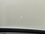 【ヘッドアップディスプレイ(HUD)】フロントウインドウガラスに走行情報を投影します。運転中の目線と重なるように表示されるので、少ない視線移動で速度が確認できるので、 ドライビングに集中できます!