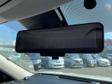 車両後方のカメラ映像を映し出し、車内の状況や、天候などに影響されずいつでもクリアな後方視界が得られるインテリジェントル-ムミラ-が装備されております。