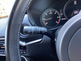 レバーをAUTOの位置にしているとき、レインセンサーが雨を感知すると、雨量に応じてワイパーが自動で作動してくれるオートワイパーを装備!設定変更で非作動にすると、間欠作動に固定されます。