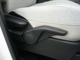 運転席にはシートリフターが付いていますので座高にあわせてドライビングポジションが決められます。