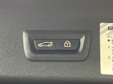 ●電動リアゲート:ワンタッチでリアゲートの開閉ができ、荷物などで両手が塞がっている状態でも簡単に開閉ができる便利機能です。