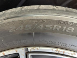 純正18インチアルミホイール。リヤは245/45R18