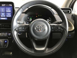 ステアリングスイッチでハンドルから手を離さなくても、音量やチャンネルなどの調整ができて安全です。