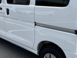 後席側はスライドドアを採用し、狭い駐車スペースでも開閉しやすいのが魅力です。窓から外の様子も確認でき、同乗される方の乗り降りや荷物の出し入れに便利です。