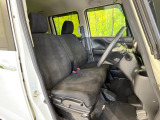 運転席まわりには十分なスペースがあり、大柄な方でもゆったり運転していただける環境です。
