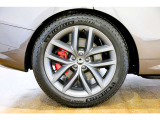 285/45R22サイズのミシュラン製オールシーズンタイヤを組み合わせています。22インチの大径ホイールとのバランスも良く、オンロードでの安定した走行と快適な乗り心地を支えてくれます!