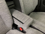 【アームレスト】運転席には、長距離ドライブに優しいアームレストが装備しています。