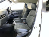 高いホールド性で運転姿勢が安定します。長距離ドライブでも疲れにくいのが魅力です。快適なドライビングライフをお送りください♪