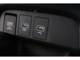 スマートフォンなどの音楽再生が可能なUSB接続ジャック装備車両です♪♪♪