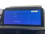 TVやFM、USB、Bluetoothなどの音源を画面上で選べる構成です。メニューが一覧で表示され、使いたい機能を見つけやすく、日々の移動に合わせて選択できます。