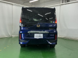 後席の窓には外から車内が見えにくくなるプライバシーガラスを採用。周りを気にせずリラックスして過ごせます