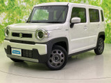 丸みのあるヘッドライトと力強いバンパーが印象的なフロントまわり。四角い車体と親しみやすい表情が調和し、明るいボディカラーも爽やかな印象です。夜間も前方から存在感を伝える佇まいです。
