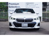 BMWの代名詞の【キドニーグリル】グリルが腎臓のように見えるので【キドニー】と呼ばれるようになりました。一目見ただけでBMWであると認識できる確固たるアイコンとして存在感を放ちます。
