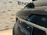 ハッチ中央を飾るMaseratiの文字。ルーフ後端のスポイラーとともに後ろ姿を印象づけます。お出かけの荷物を積み込むときも、旅先で車を降りるときも、ブランドらしい意匠を眺めて楽しめるポイントです。