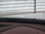 運転視界の遠方上方に虚像を投影することで前を見ながら情報の視認ができます。本当にドライバーが必要な情報を適切に伝え、楽しんで頂くことを考えた新世代装備です。※虚像は1.5m前方に浮かぶイメージです。
