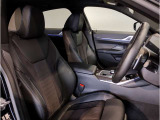 【コックピットシート】BMW車の主役席。車体中央にくる様に配置し車両重心とが一致する事でドライバーと車との一体感あるドライビングを実現。人間工学に基づき形成した形状が長時間のドライブ疲労も軽減します!