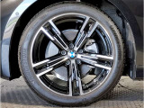 【BMWアロイホイル】軽量かつ強度に拘ったアロイホイル。走行性能ポテンシャルを引き出す設計。車の足元を引き締めてくれる大きなポイントはアロイホイルです。