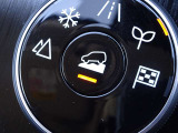 【ヒルディセントコントロール】ブレーキペダルを踏むことなく車速を一定に保つよう支援する機能です。