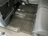 しっかりと汚れ、砂ぼこりを落とし足元まで清潔な車内空間を作り上げております♪