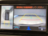 車の全周囲の画像が表示されます。運転席から見づらい個所なども、上空から見たような映像で確認できます。映像のきりかえも出来、後方確認だけでなく大変便利な機能です。