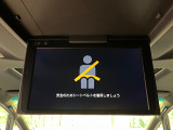 【フリップダウンモニター】大画面モニターで後席でもエンタメをお楽しみいただけます。小さなお子様にも大人気の装備です♪