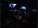 【ハンドル】ドライバーとBMW車の一体感がダイレクトに伝わるステアリングホイール。形状・太さへの拘りに加えて、操作性を高める為にスイッチ類も配置。クイックかつ安定のドライビングを体感下さい!