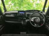 見通しのよいフロントまわりに、メーターや画面、各種スイッチがまとまっています。運転席から手元の表示を確認しやすいレイアウトで、毎日の移動を落ち着いて始められる空間です。