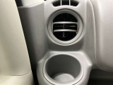 【助手席ドリンクホルダー】使いやすさに配慮したドリンクホルダー