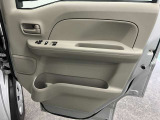 【運転席ドア】ドリンクホルダーと収納ポケットがあります。