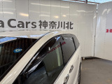 ドアバイザーを装備!雨の日でも窓を少し開けて車内の換気がしやすく、空気を入れ替えたい時に便利です。雨の吹き込みを抑えてくれるため、天候を問わず日常使いで活躍する実用的な装備です。