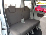 後部座席を倒せば広々とした空間が出来上がります!大きなお荷物もたくさん積むことが可能です!