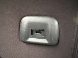 後席にもUSB電源ソケットが装備されており快適にお過ごしいただけます。