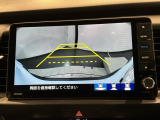 リバースギアに入れるだけで後方の表示へ切り替わります。夜間や雨の日の駐車も楽になりますよ。