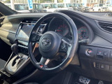 運転席まわりはメーターやセンターディスプレイが視界に入りやすく、運転中も必要な情報を確認しやすい配置です。シートに腰掛けた際の見通しも確保され、落ち着いて過ごせる空間です。