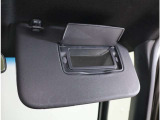 運転席側サンバイザーにはバニティーミラー付が付いています!身だしなみチェックできますよ!また、駐車券などを挟めるスペースもあるのでとても便利です!