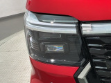 LEDヘッドライトは、点灯の瞬間から最大光量を発揮し、突然暗くなるトンネルなどでの安定感を高めます。
