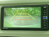 後方の様子を画面で確認でき、ガイドラインも表示されるため、駐車時の目安として活用できます。周囲の状況を見ながら、落ち着いて後退操作を行いたい方に便利です。