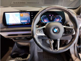 【ハンドル】ドライバーとBMW車の一体感がダイレクトに伝わるステアリングホイール。形状・太さへの拘りに加えて、操作性を高める為にスイッチ類も配置。クイックかつ安定のドライビングを体感下さい!