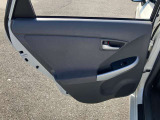 左後ろのドアの内張りです。内装の色味は、実車で見ていただくとよくわかります。