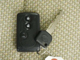 ◆スマートキー◆カギをバッグやポケットに入れたままでもドアロックの開閉ができる『スマートキー』付き!雨天や暗くなってもカギを取り出す必要がなくドアの開錠&エンジンも始動できます