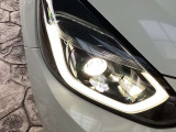 右ヘッドライト。LEDヘッドライトで夜間も明るく安全です