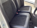 フロントシートです!!ベンチシートなので座席の移動もスムーズに出来ます!!足元も広く運転も楽ですよ!!