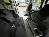 運転席・助手席背面にはシートバックテーブルが装着されております