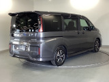 スライドドアは通常のドアに比べて、車のボディーに対し平行に開閉し、開けてもスペースを取りません。出入り口が大きいドアはお子様のいるご家庭はもちろん、混んだ駐車場でも大活躍です!