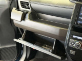 カップホルダーや小物入れなど色々な物を収納できます。
