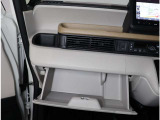 車検証ケースも入る丁度いいサイズのグローブボックスです。他にも普段入れておきたいものを入れておけます。