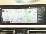 BMWのナビゲーションは操作性も良く、詳細な地図情報と交通状況を見やすく表示し、快適なドライビングをサポートしながら目的地までナビゲートします。