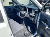 運転席は座り心地が良く快適にドライブをしていただけます。