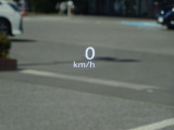 【ヘッドアップディスプレイ】車速、走行支援システム、ナビゲーションのルートガイドなど、様々な機能の作動状態をフロントガラスに投影することができます。